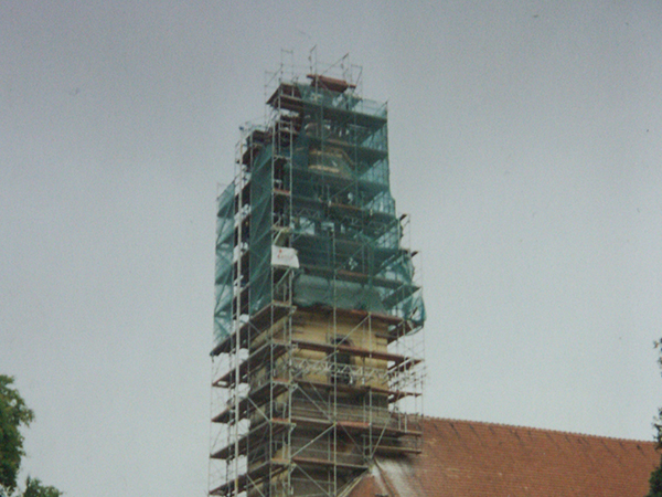 Sondergerüst: Gerüst Kirchturm der Kirche in Grossschoenau in Sachsen.