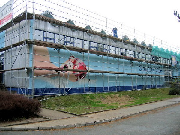 Fassadengerüst: Sanierung der Schwimmhalle in Rothenburg in Sachsen.